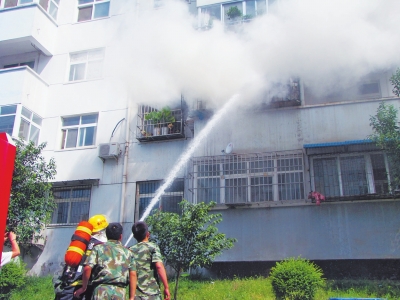 陽臺(tái)內(nèi)的火勢(shì)得到控制 陽臺(tái)內(nèi)的火勢(shì)得到控制