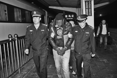 跨國(guó)電信詐騙案中負(fù)責(zé)在中國(guó)“取錢(qián)”的外籍騙子在沈陽(yáng)落網(wǎng)后被押解回駐馬店