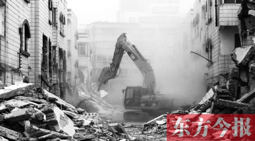 昨日，鄭州市棗莊社區(qū)拆遷現(xiàn)場(chǎng)，揚(yáng)塵漫天，附近居民叫苦不迭