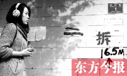 昨日，東方今報記者走訪農(nóng)業(yè)路沿線，看見“拆”字已上墻