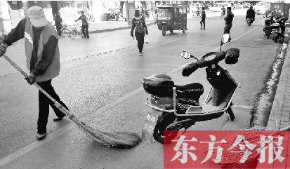 昨日，鄭州市中州大道上，穿梭于車(chē)流中上崗的環(huán)衛(wèi)工