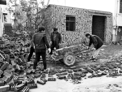 記者一線揭秘“瘋長的城中村小樓”:鐵條骨架塑料皮 記者一線揭秘“瘋長的城中村小樓”:鐵條骨架塑料皮