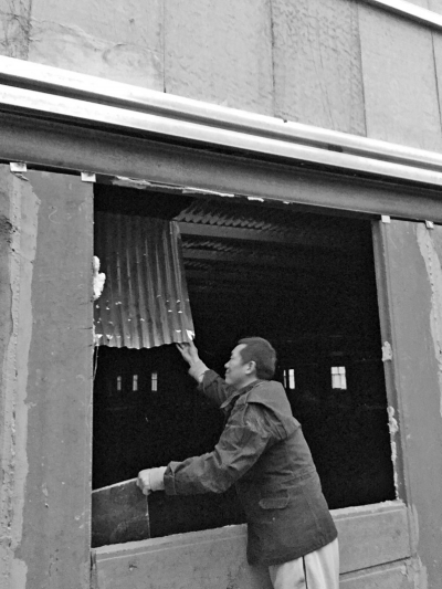 記者一線揭秘“瘋長的城中村小樓”:鐵條骨架塑料皮 記者一線揭秘“瘋長的城中村小樓”:鐵條骨架塑料皮