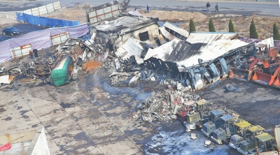 事故汽車站內(nèi),不少車輛被燒得面目全非。