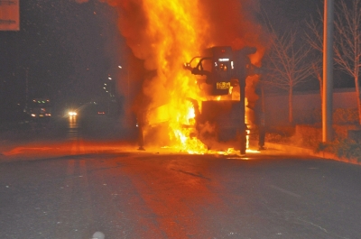 火勢異常兇猛,消防官兵都無法靠近。