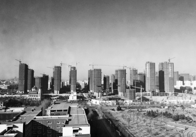 在鄭州市同一地點(diǎn)拍攝的照片，下為1月1日晴朗天氣，上為1月5日霧霾天氣。（拼接圖片）