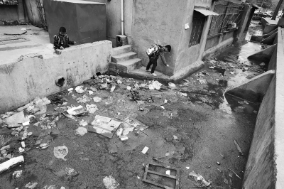 污水溝成了附近的孩子們放學(xué)后逗留的場(chǎng)所，十分令人擔(dān)憂。