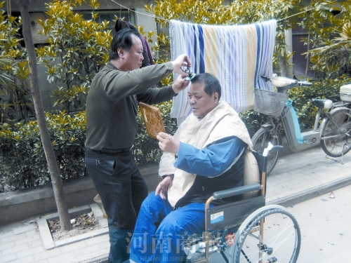 2011年8月18日，老鄰居給高新海剪發(fā)