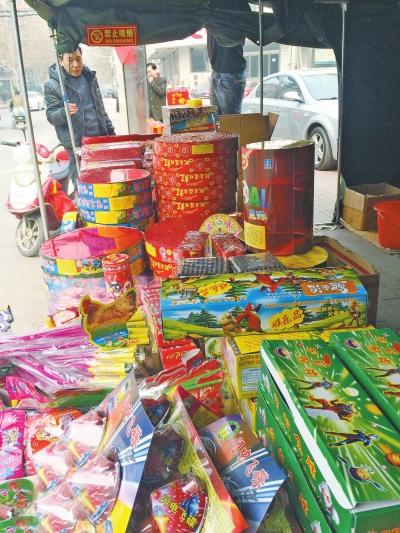 　鞭炮攤兒主售賣的煙花爆竹種類齊全。
