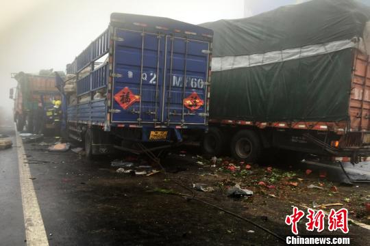 圖為21日，蘭南高速河南段車禍?zhǔn)鹿尸F(xiàn)場(chǎng)一片狼藉?！」啤z