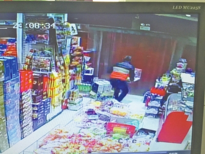 監(jiān)控中顯示，當(dāng)時(shí)竊賊抱起募捐箱就跑。