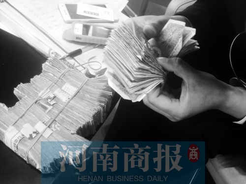 一名店員點了快一個小時，只點了一小部分零錢