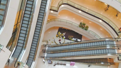 記者趕到現(xiàn)場(chǎng)時(shí)看到，墜樓女子面部朝下，上身穿粉紅色長(zhǎng)袖上衣，下身穿黑色長(zhǎng)褲，腳上沒(méi)有鞋。