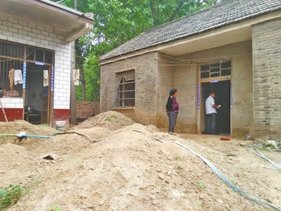 屋里挖出來的土都堆在了院子里 屋里挖出來的土都堆在了院子里