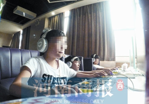 這家名為優(yōu)客體育競技俱樂部的店內，有許多未成年人在上網(wǎng)玩游戲