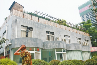 一樓是公廁，綠化后的樓頂開了個(gè)露天燒烤攤