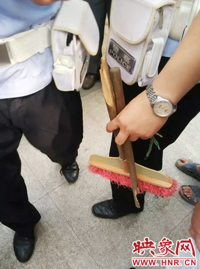 老太從環(huán)衛(wèi)工手中奪過掃帚，用腳踩斷，用力向環(huán)衛(wèi)工人的手上和腿上敲去。