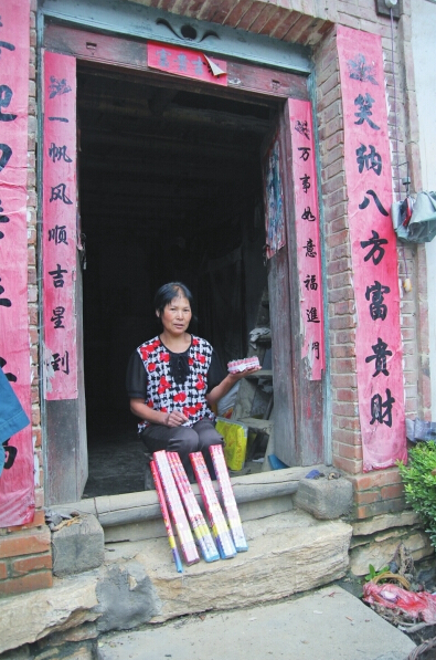 村民楊女士買來閃光雷、爆竹防衛(wèi)