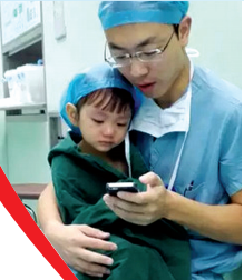 對于網友的點贊，石醫(yī)生說，是孩子太可愛了，所以照片才得到這么多贊美。圖片來自網絡。