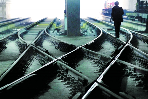 ▲鄭州地鐵1號(hào)線醫(yī)學(xué)院站，地下18米縱橫交錯(cuò)的鐵軌伸向遠(yuǎn)方。