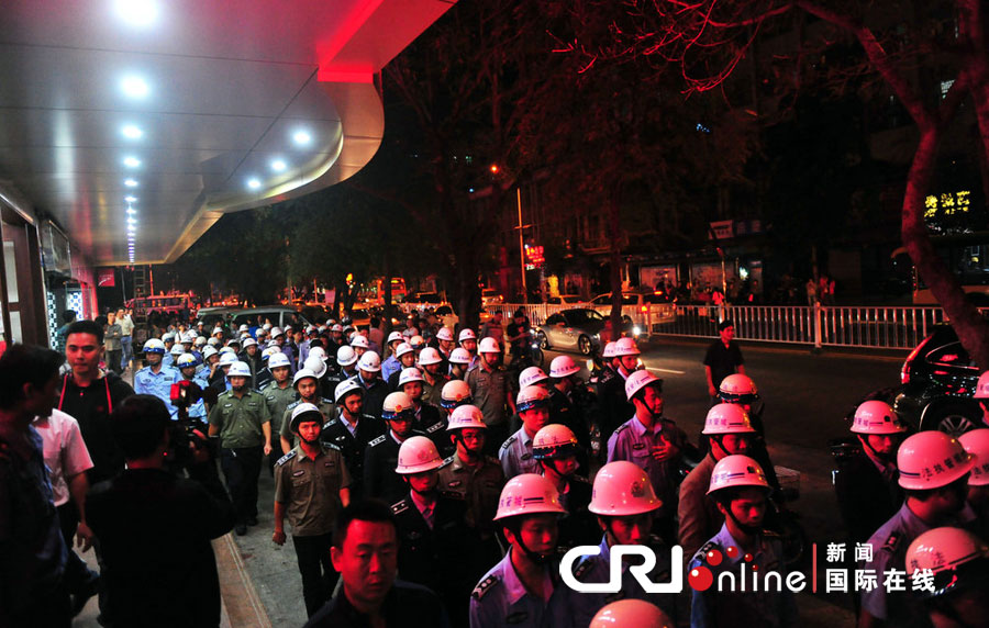 2012年12月26日晚，海南省三亞市，三亞市綜合行政執(zhí)法局河西大隊(duì)近百名城管上街執(zhí)法。