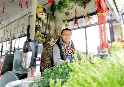 米奇、中國結(jié)、流氓兔、綠色植物、各種表情的小豬裝扮車廂