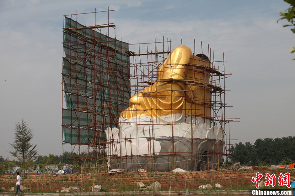 圖為被拆掉頭的雕塑。王友 攝