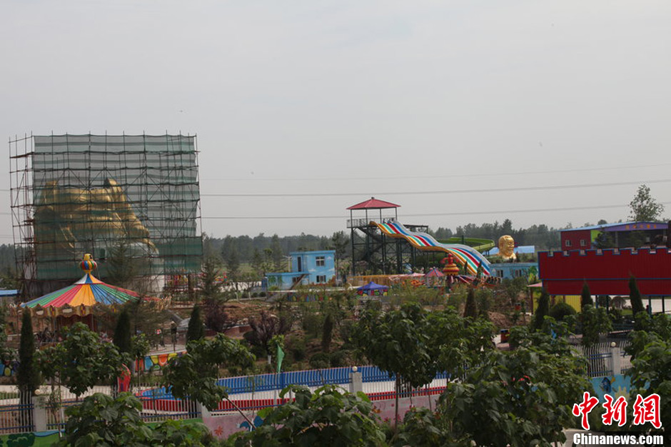 圖為被拆掉頭的雕塑。王友 攝