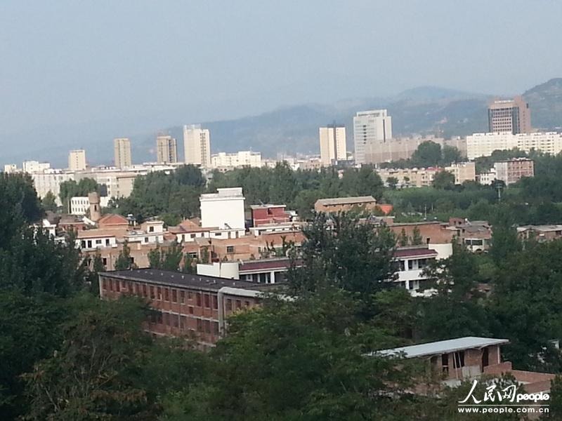 圖為盧氏縣委的土坯辦公房在高樓林立的縣城很不起眼。圖片來源：人民網(wǎng)