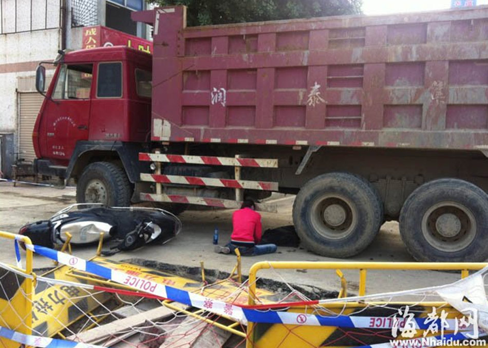 一家四口全被卷渣土車 一家四口全被卷渣土車