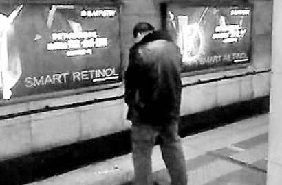 男子在地鐵站內(nèi)撒尿 完事后淡定離開 男子在地鐵站內(nèi)撒尿 完事后淡定離開