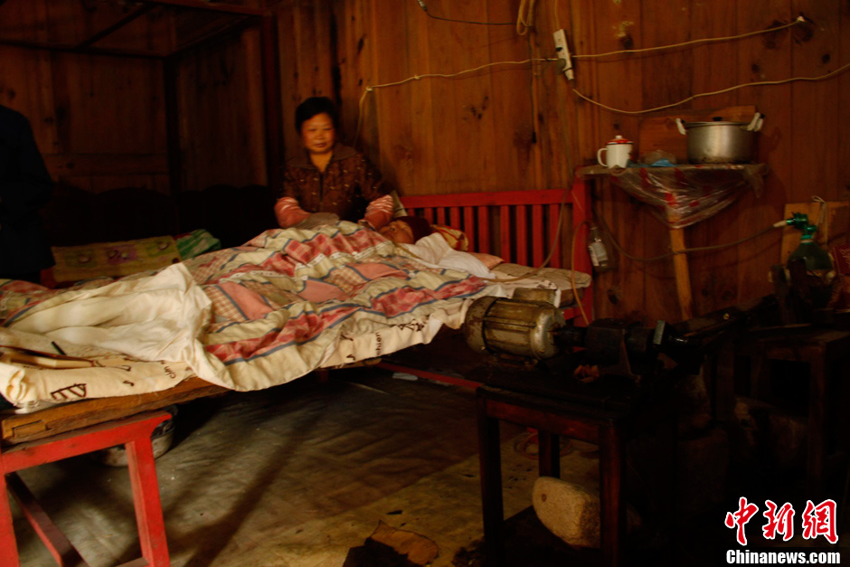 父母為癱瘓兒子自制呼吸機 手捏呼吸球5年不輟