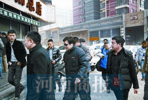 戴著墨鏡的趙忠祥來(lái)到胡辣湯店 戴著墨鏡的趙忠祥來(lái)到胡辣湯店