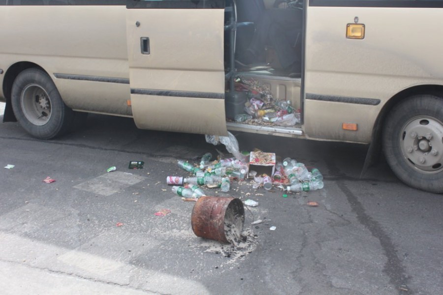 司機夜抵收費站被攔 次日困死車內(nèi) 司機夜抵收費站被攔 次日困死車內(nèi)