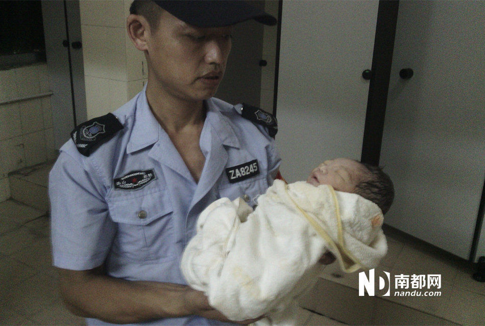 新生男嬰頭腳對(duì)折被棄公廁 新生男嬰頭腳對(duì)折被棄公廁