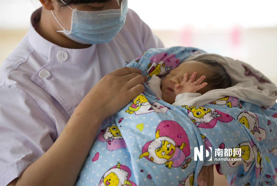 新生男嬰頭腳對(duì)折被棄公廁 新生男嬰頭腳對(duì)折被棄公廁