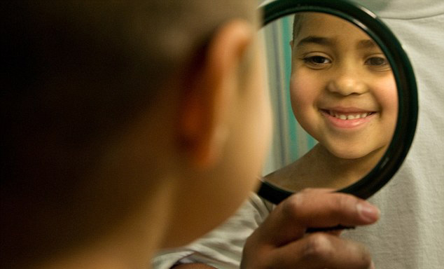 5歲女孩成美國(guó)首位變性?xún)和? style= 5歲女孩成美國(guó)首位變性?xún)和? width=