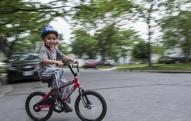 5歲女孩成美國(guó)首位變性?xún)和? style= 5歲女孩成美國(guó)首位變性?xún)和? width=