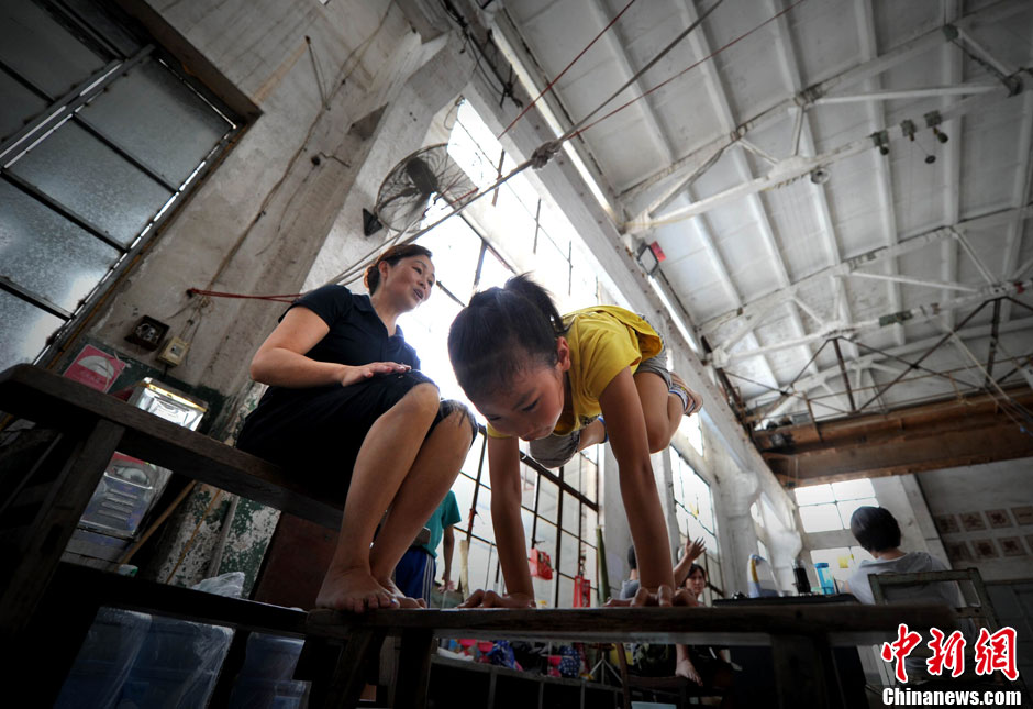 七歲女孩的雜技?jí)? alt=