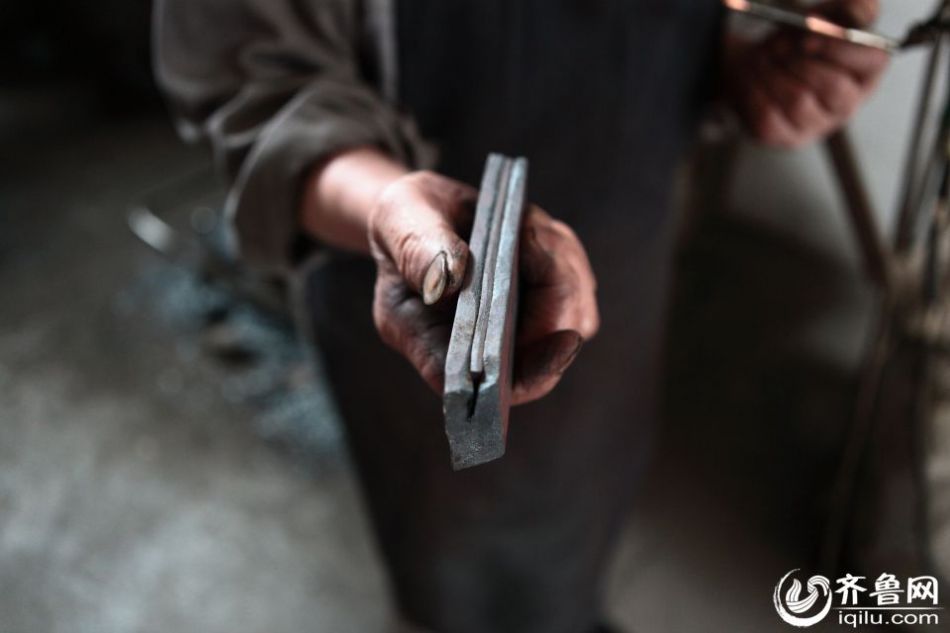 實(shí)拍最后的打鐵匠 一把手工菜刀賺六塊錢 實(shí)拍最后的打鐵匠 一把手工菜刀賺六塊錢