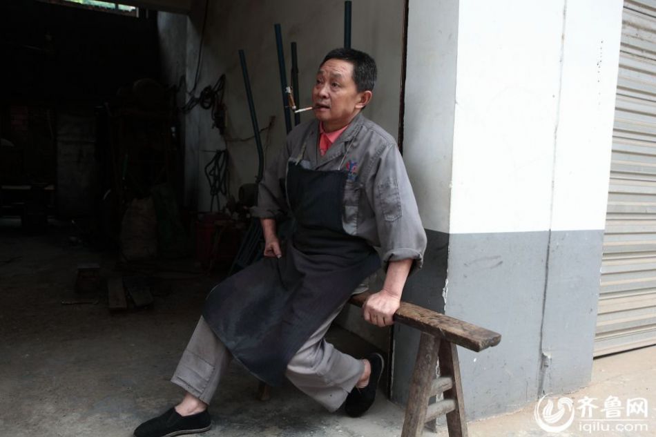 實(shí)拍最后的打鐵匠 一把手工菜刀賺六塊錢 實(shí)拍最后的打鐵匠 一把手工菜刀賺六塊錢