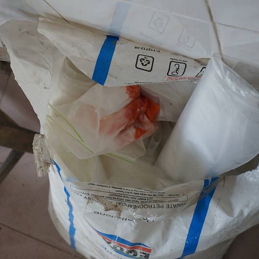 假劣“紅?！卑父嫫? title=