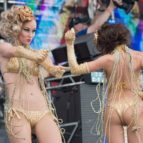 美國(guó)模特膠帶裝拍裸照