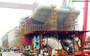 航母前部甲板在安裝。