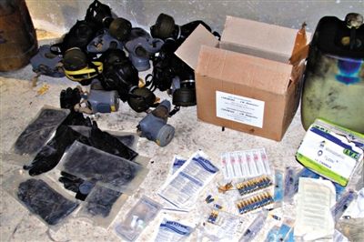 24日，敘利亞政府對(duì)外展示在大馬士革朱巴爾區(qū)破獲的反對(duì)派軍火庫(kù)中的化學(xué)制劑。新華社發(fā)