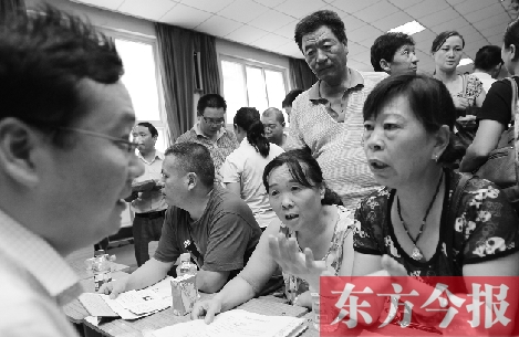 帶著孩子小升初的諸多疑問，眾多家長（右）向教育部門咨詢