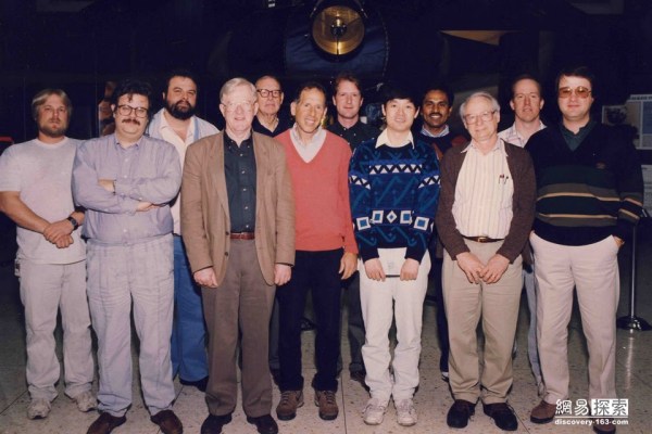 圖為照顧旅行者的工作人員。