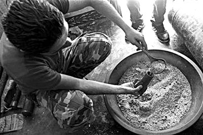 10日，敘反對(duì)派人員正在制作武器。