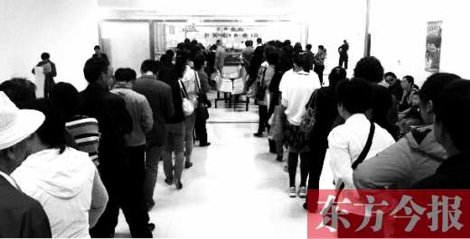 昨日上午，鄭州市社保辦事大廳，辦事的群眾排起長(zhǎng)隊(duì)