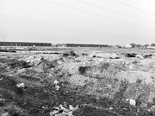 兩年半時(shí)間里，空曠的院子里，只有北側(cè)建成了兩棟空空的廠房。